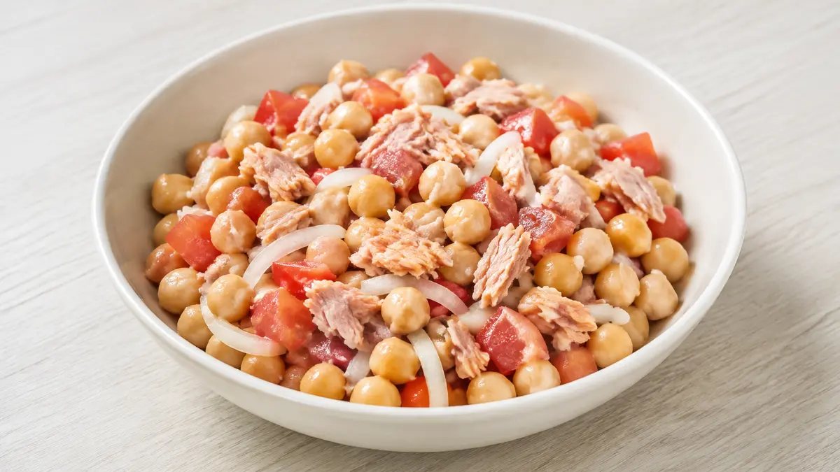 Fotografía ilustrativa de la receta Ensalada de garbanzos, atún y pepino