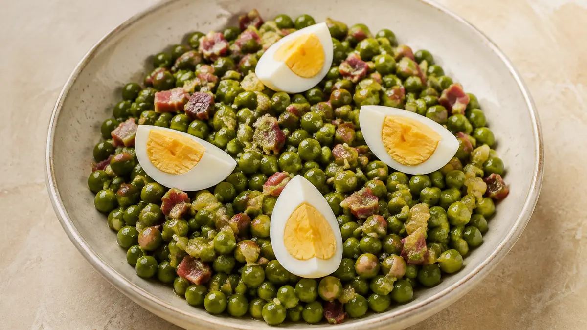 Fotografía ilustrativa de la receta Guisantes con jamón y huevo cuajado