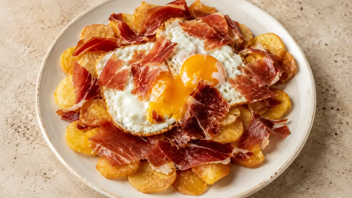 Fotografía ilustrativa de Huevos rotos con jamón