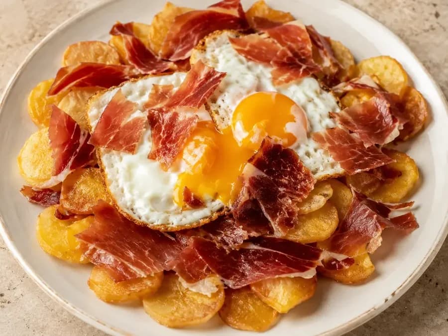 Imagen ilustrativa de la receta Huevos rotos con jamón